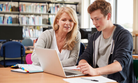 AdobeStock 182043807   woman and teenager laptop