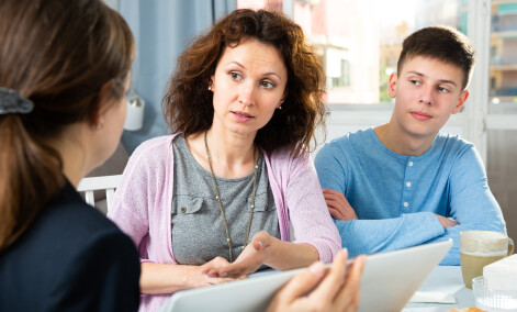 AdobeStock 294398653   teacher meeting