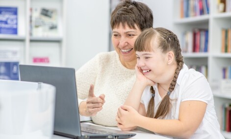 Optimized AdobeStock 430743015 girl and mum at laptop